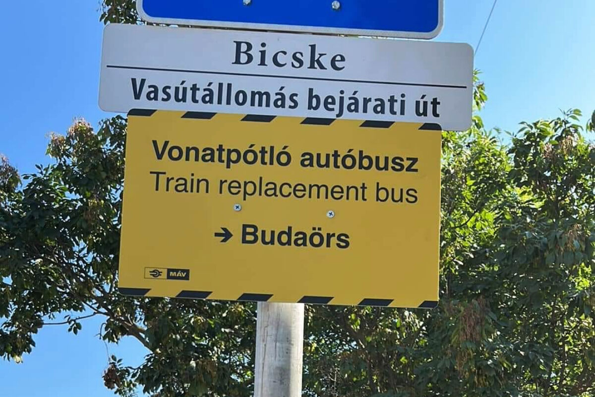 Vonatpótló autóbusz megállóhelyét jelző tábla Bicskén.