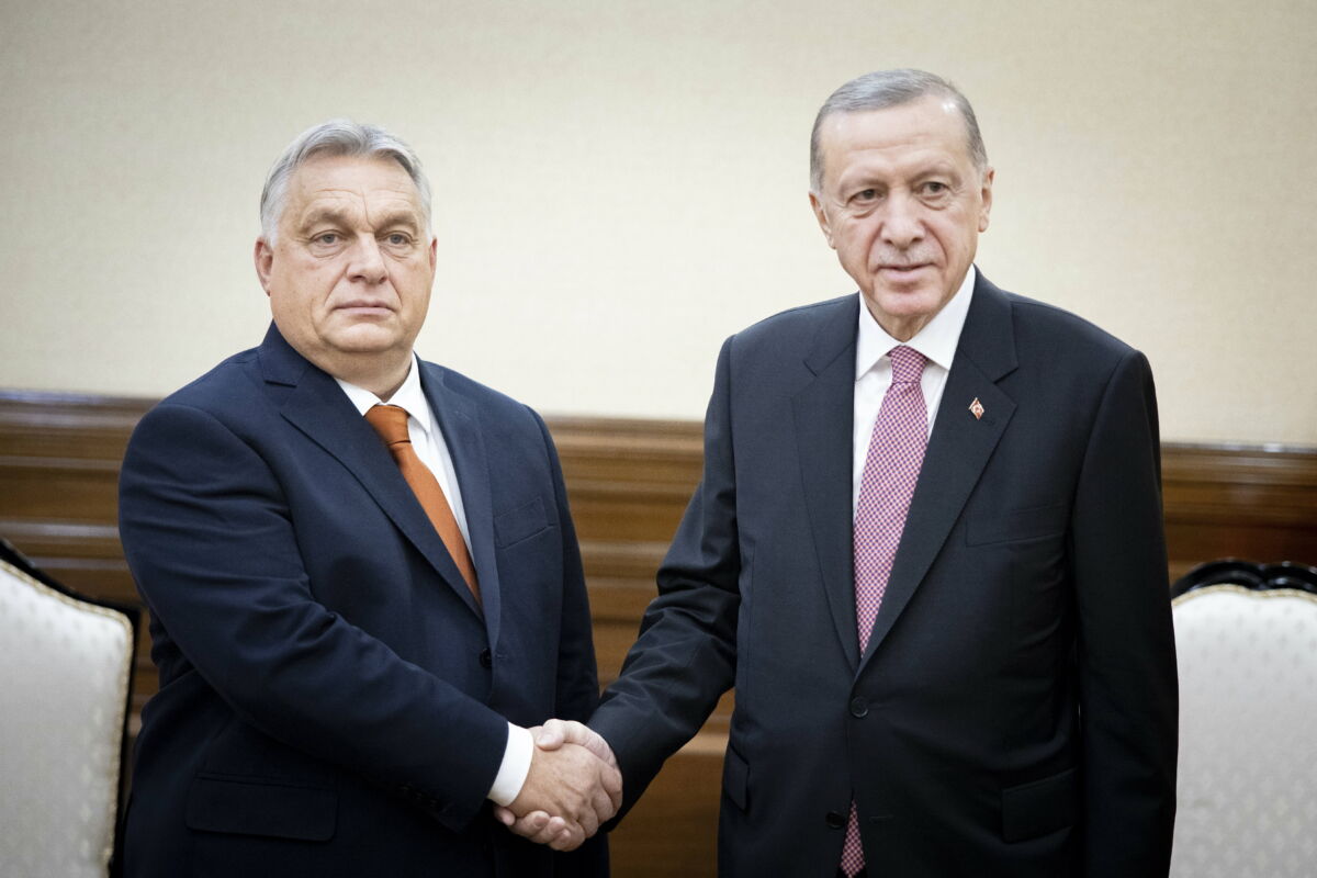 Orbán Viktor miniszterelnök (b) és Recep Tayyip Erdogan török elnök kezet fog kétoldalú megbeszélésükön Asztanában 2023. november 2-án. A két vezető a Türk Államok Szervezetének 10. csúcstalálkozójára érkezett a kazah fővárosba.
