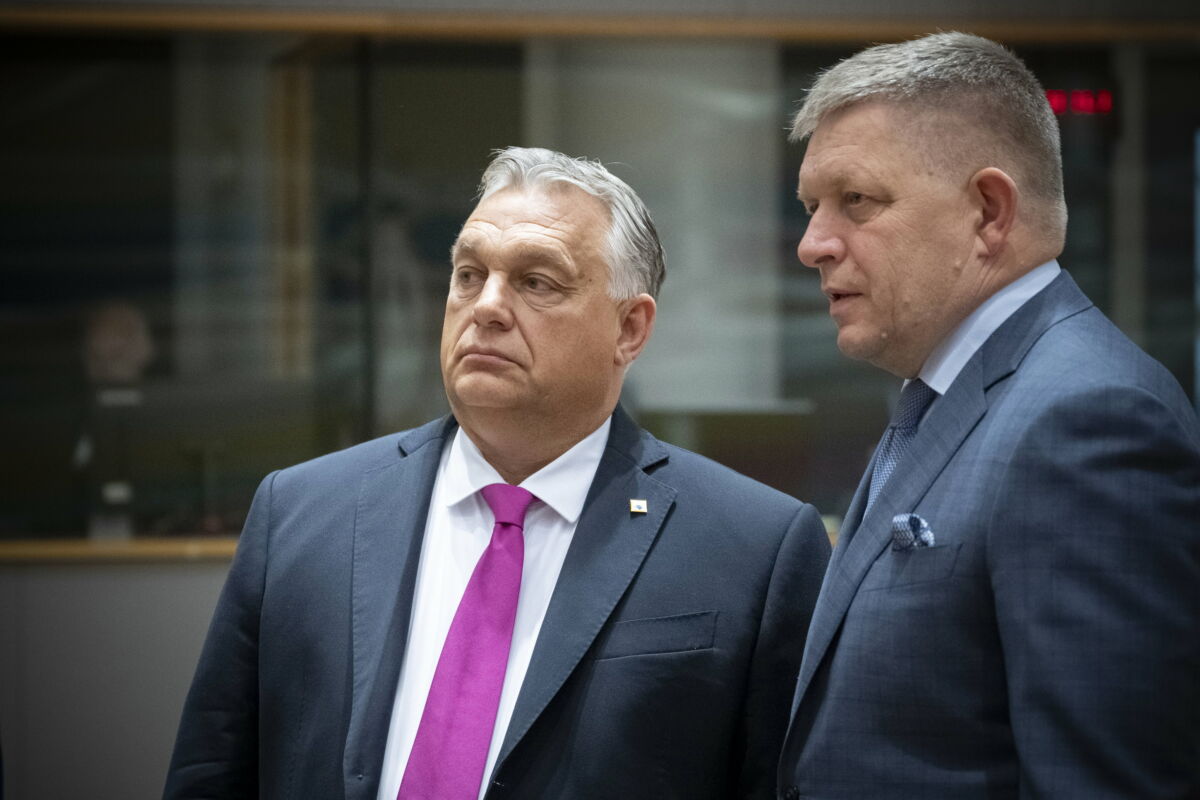 Orbán Viktor miniszterelnök (b) és Robert Fico szlovák kormányfő (j) az Európai Unió állam- és kormányfőinek kétnapos brüsszeli csúcstalálkozóján 2023. október 26-án.