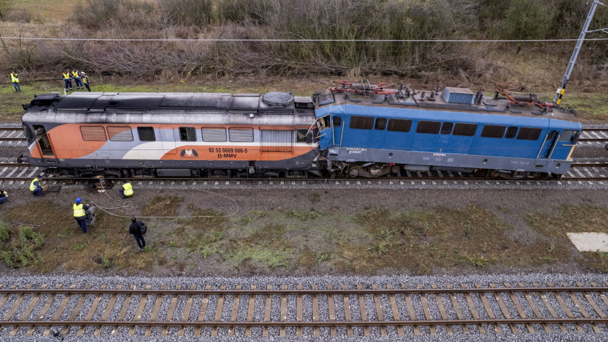 A drónnal készült képen ütközésben összeroncsolódott vasúti járművek a Hajdú-Bihar vármegyei Sáp vasútállomásán 2023. november 15-én.
