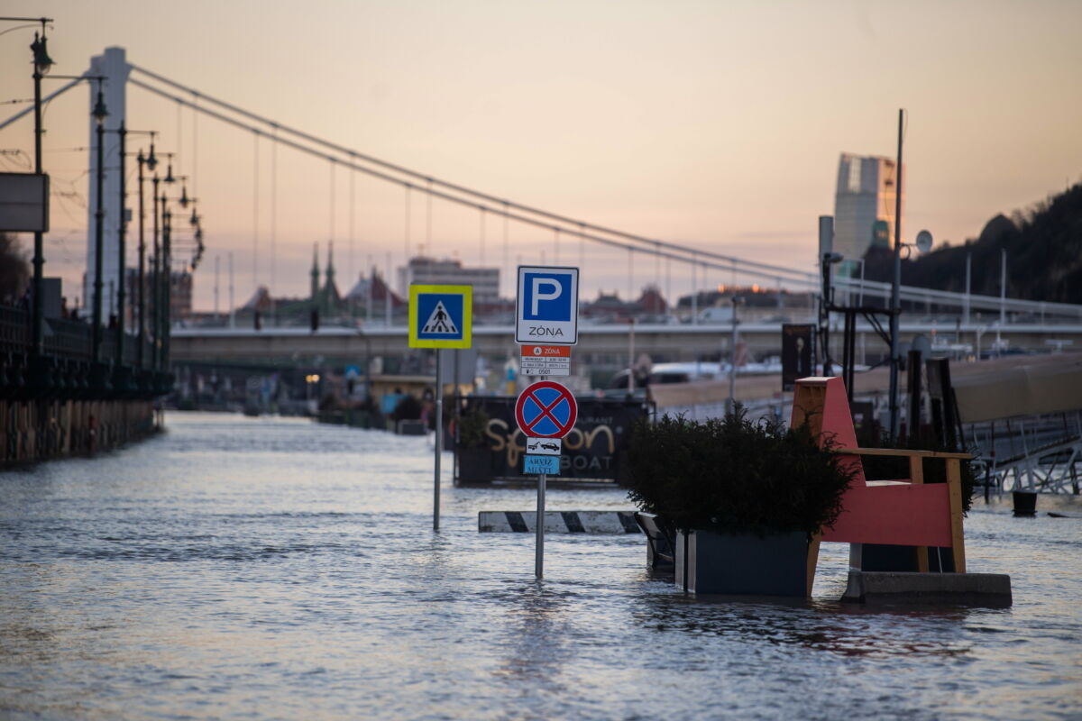 A kiáradt Duna Budapesten, a Jane Haining rakparton, a Duna-korzón 2023. december 27-én. A csapadékos időjárás miatt a Dunán és mellékfolyóin árhullámok vonulnak le. Budapesten várhatóan december 28-án reggel tetőzik a Duna.