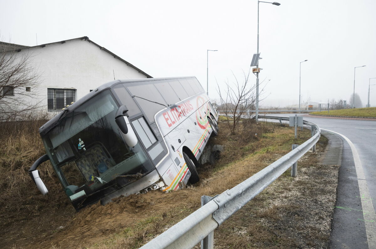 Árokba borult ukrán rendszámú autóbusz a 403-as főút és a 4102-es út körforgalmánál a Szabolcs-Szatmár-Bereg vármegyei Nyírtura közelében 2023. december 31-én. A balesetben ketten könnyebben megsérültek.