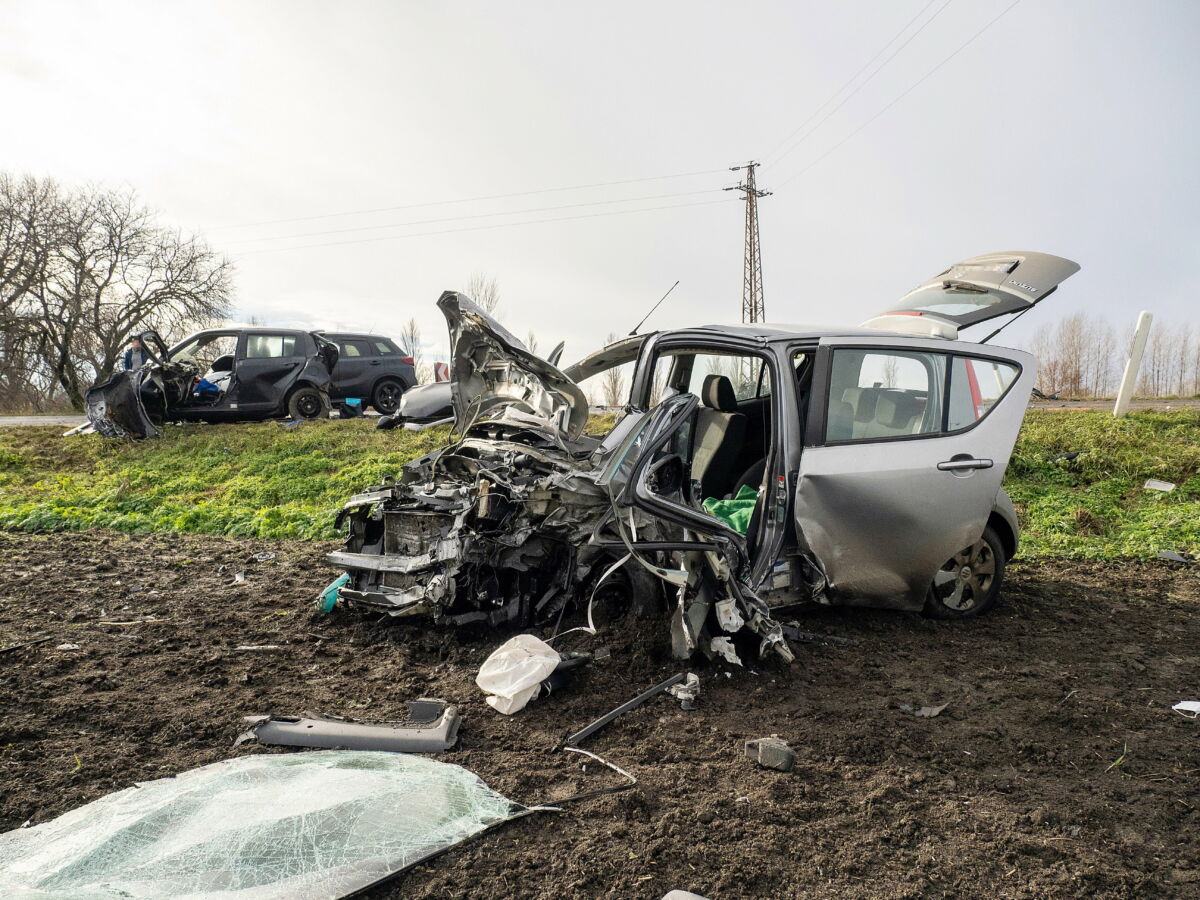 Ütközésben összetört járművek az 51-es főúton Dusnok és Sükösd között 2023. december 21-én.