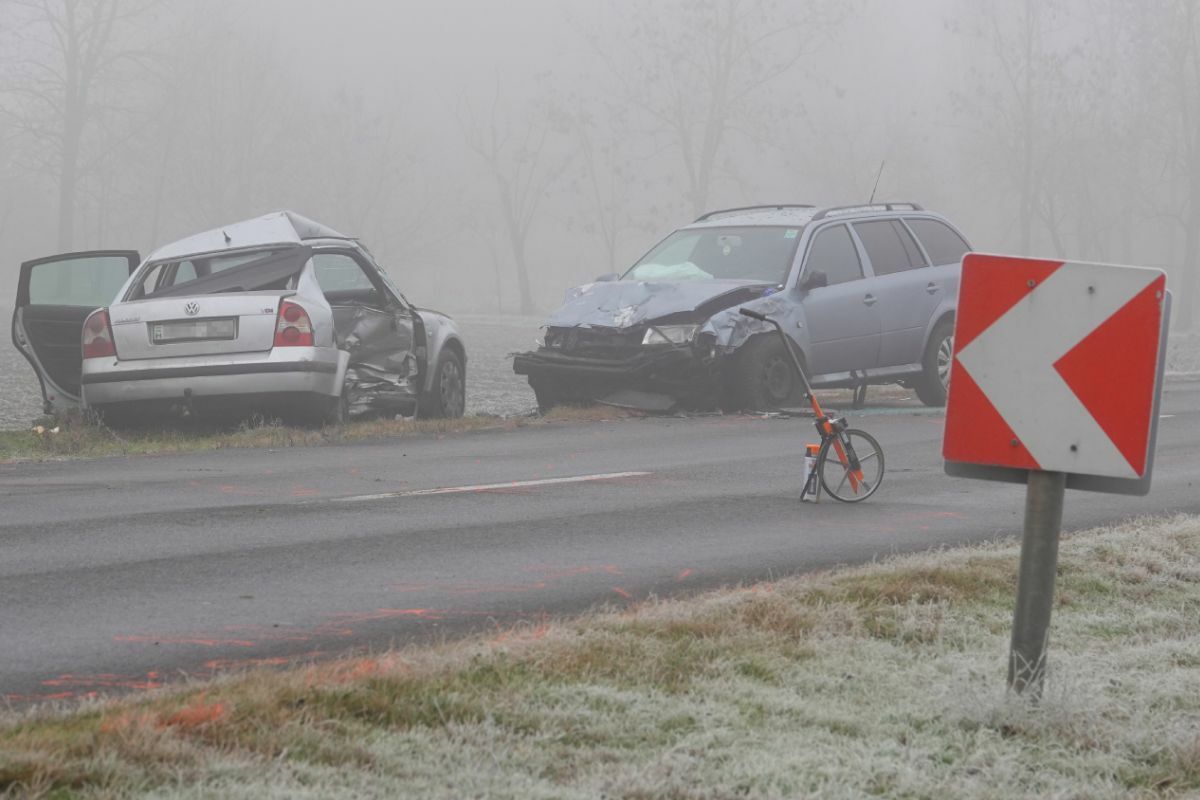 Sérült autók, amelyek összeütköztek Mórahalom és Ásotthalom között, az 5514-es úton 2023. december 9-én. A balesetben egy ember a helyszínen meghalt.