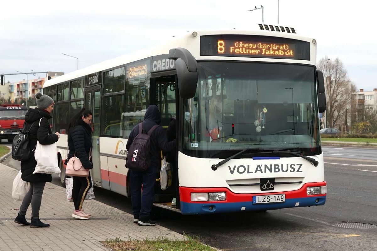 Ingyenes lesz a tömegközlekedés januártól ebben a magyar városban