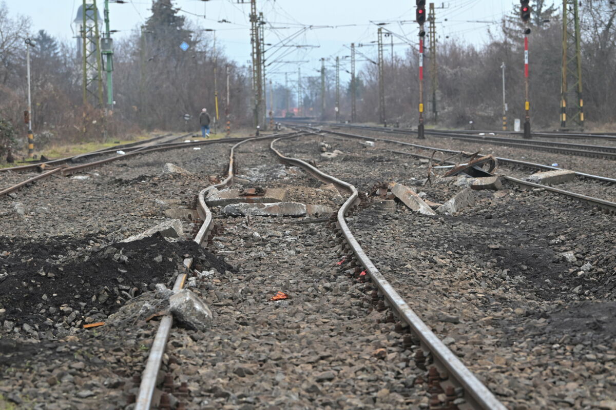 A korábban megsérült sínek Nagymaros vasútállomáson 2024. január 2-án. Egy vágányon megindult a forgalom Nagymaros és Verőce között, miután december 30-án a nagymarosi vasútállomáson egy tehervonat 9 tartálykocsija kisiklott, közülük 4 kocsi pedig felborult. A jelentősen megrongálódott vágányok teljes helyreállítása várhatóan két hétig tart.