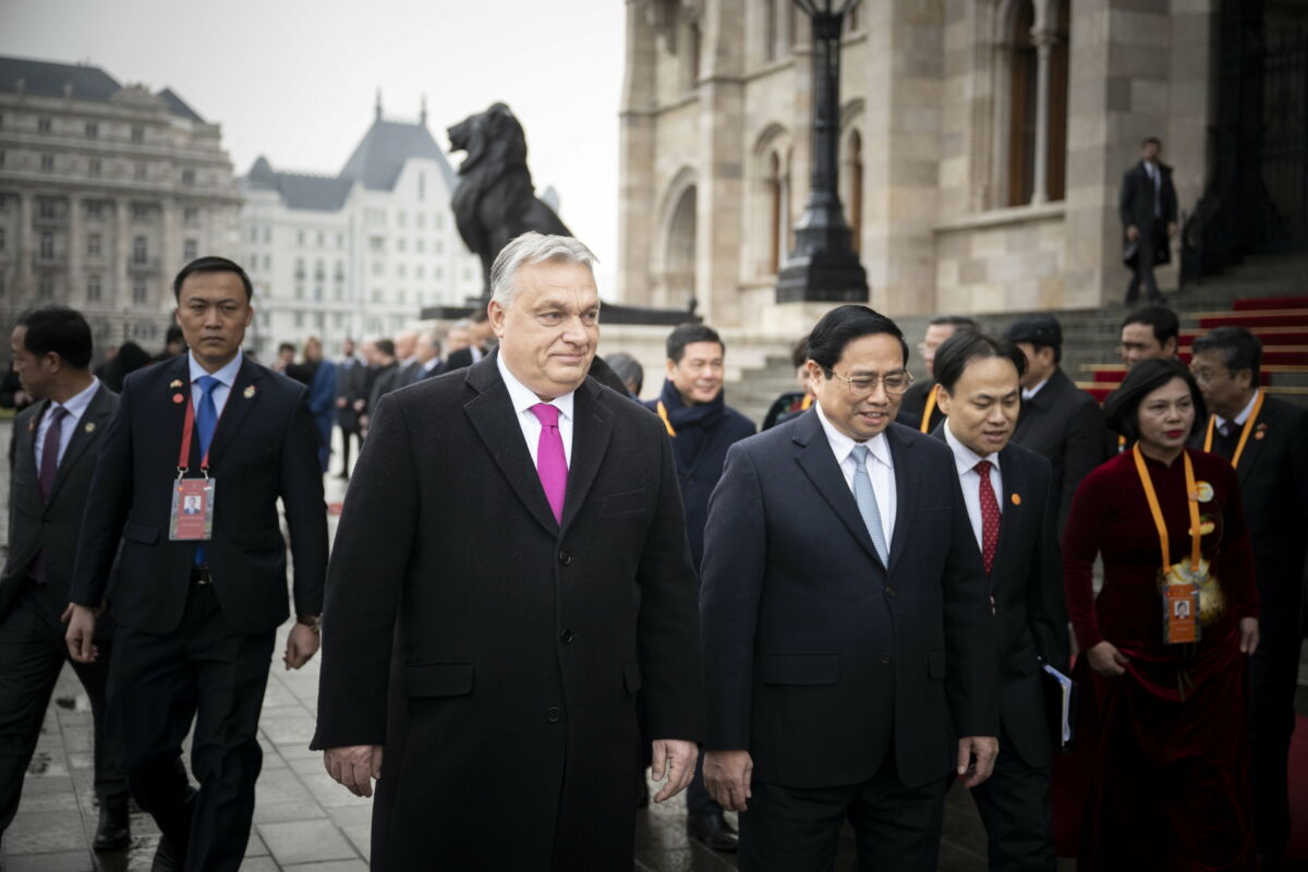 Orbán Viktor miniszterelnök (b) fogadja Pham Minh Chinh vietnami miniszterelnököt az Országház előtt, a Kossuth Lajos téren 2024. január 18-án.