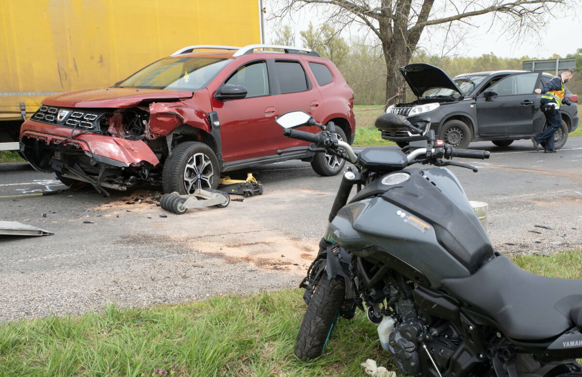 Sérült gépjárművek az 1-es főúton, a Győrhöz tartozó Győrszentiván közelében, a 116. és a 117. kilométer között, ahol összeütközött több személyautó, két motorkerékpár és egy tehergépkocsi 2024. március 31-én.