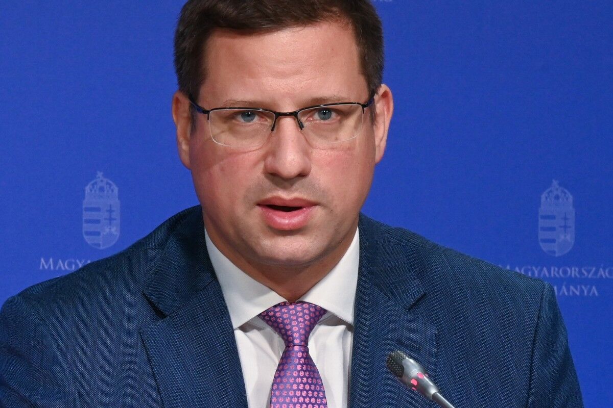 Gulyás Gergely Miniszterelnökséget vezető miniszter beszél a Kormányinfó sajtótájékoztatón a Miniszterelnöki Kabinetiroda épületében 2024. április 25-én.