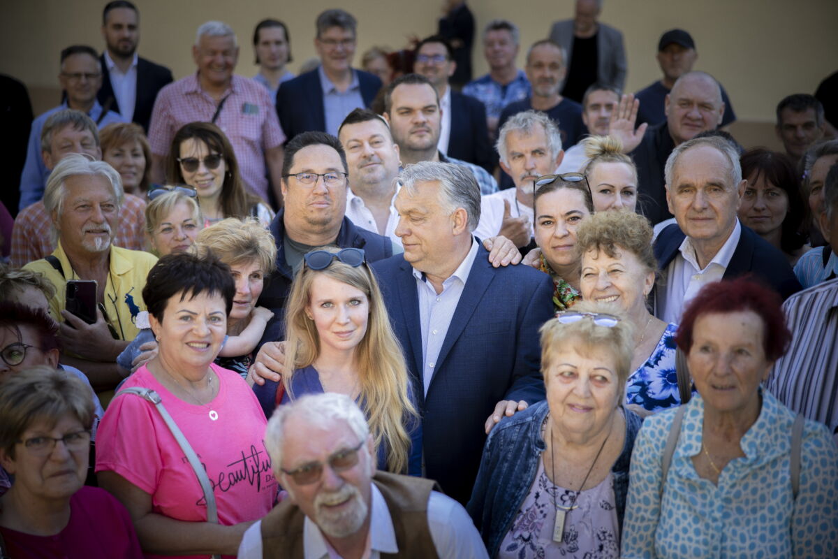 A Miniszterelnöki Sajtóiroda által közreadott képen Orbán Viktor miniszterelnök (k) választópolgárokkal találkozik vidéki kampánykörútján Kaposváron 2024. április 30-án. Jobbról Szita Károly polgármester.