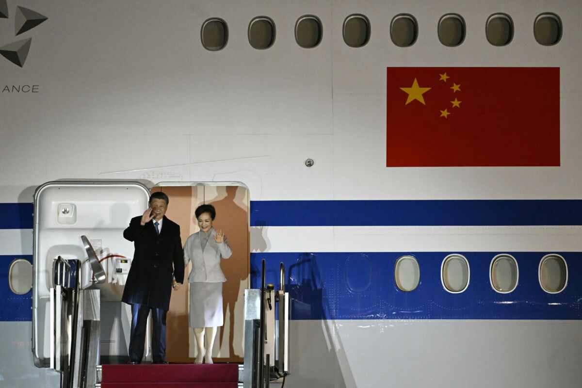 Hszi Csin-ping kínai elnök érkezik a Budapest Liszt Ferenc Nemzetközi Repülőtérre 2024. május 8-án. Mellette felesége, Peng Li-jüan.