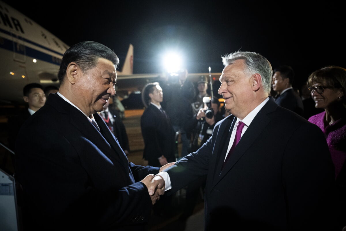Orbán Viktor miniszterelnök (j) fogadja Hszi Csin-ping kínai elnököt a Budapest Liszt Ferenc Nemzetközi Repülőtéren 2024. május 8-án.