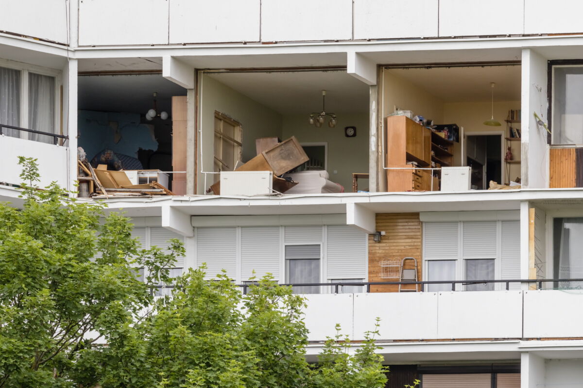 Gázrobbanásban megrongálódott lakás Tapolcán a Kazinczy tér 13-as számú házban 2024. május 22-én.