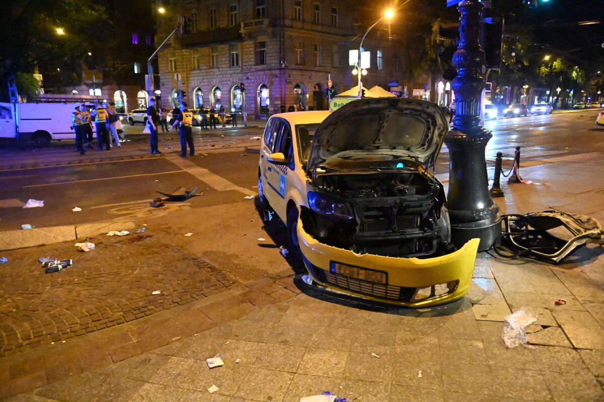 Taxival ütközött egy kisteherautó Budapesten