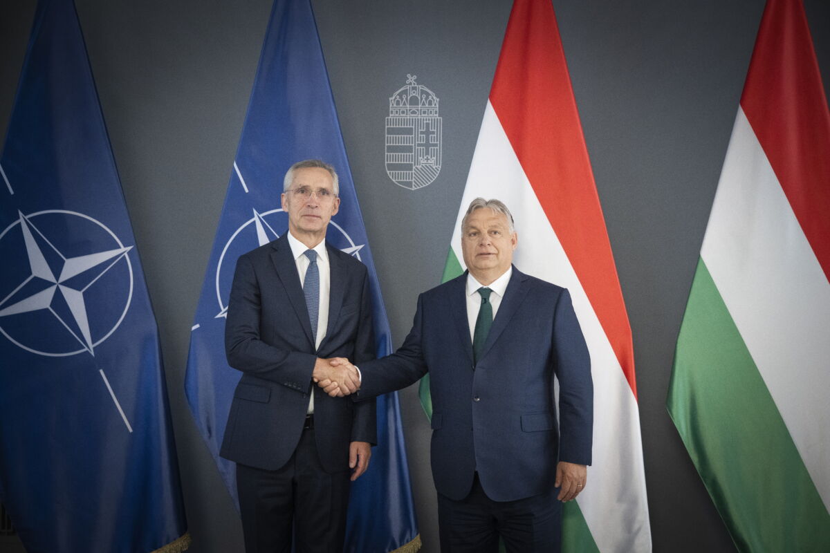 Orbán Viktor miniszterelnök (j) fogadja Jens Stoltenberg NATO-főtitkárt (b) a Karmelita kolostorban 2024. június 12-én.