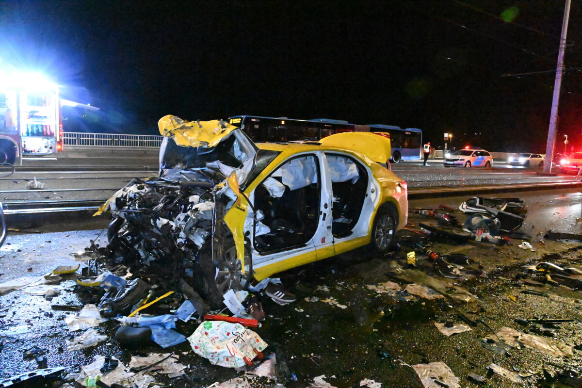 Sérült taxi az Árpád hídon, ahol összeütközött három autó 2024. július 3-án. A balesetben hárman életüket vesztették.