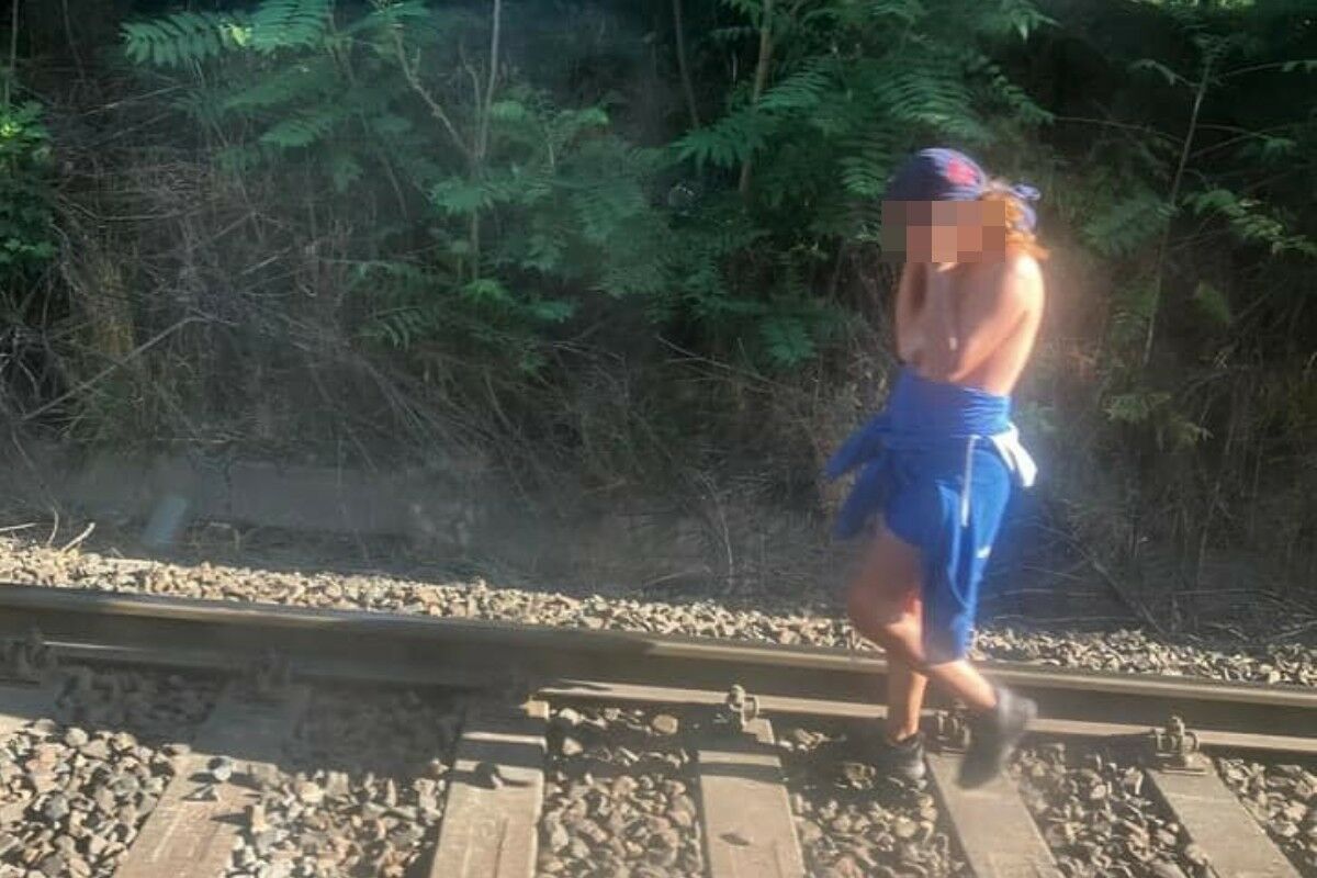 Félmeztelen nő sétálgatott a síneken Budaörsnél, megbénítva a közlekedést