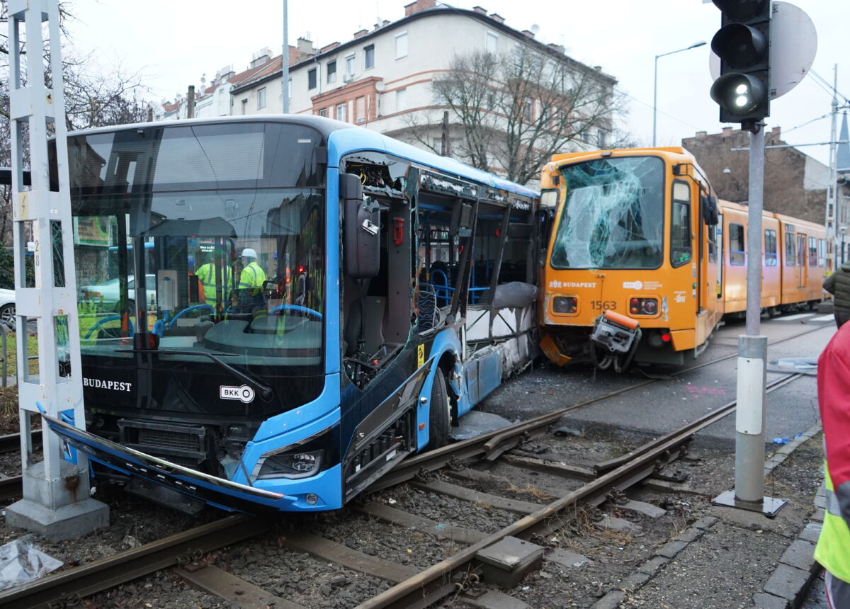 Összeütközött egy busz és egy villamos Zuglóban