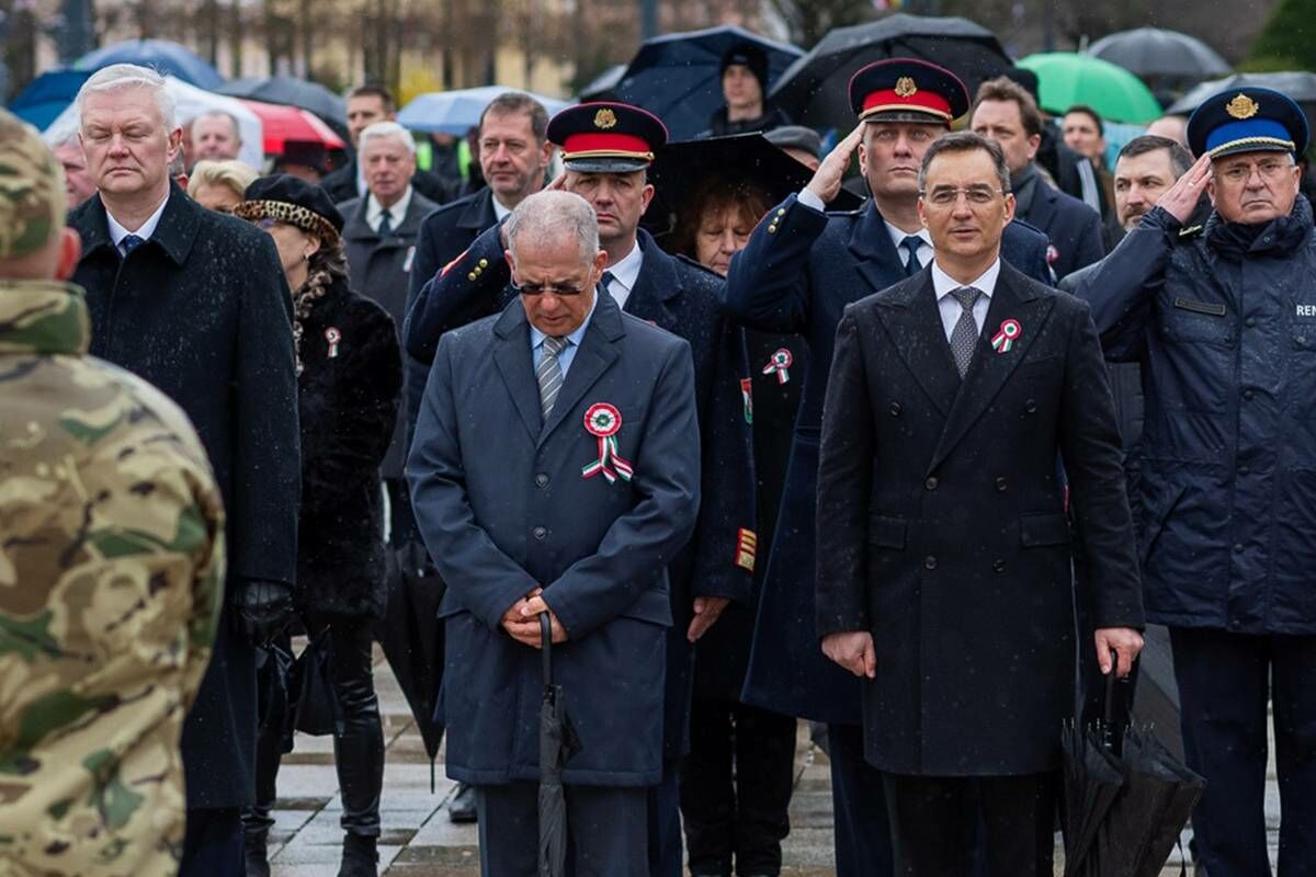 Kósa Lajos (középen), jobbján Oroszország debreceni főkonzulja, balról Papp László polgármester.