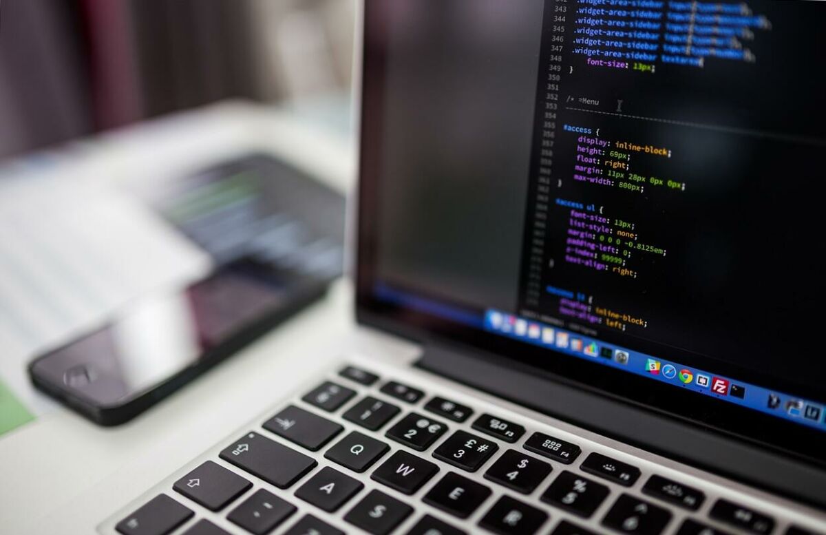 laptop; programozás; informatika