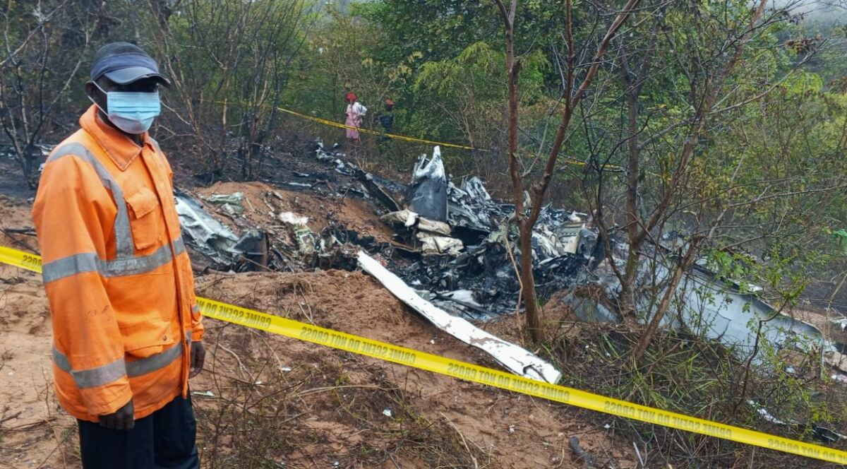 Turistákat szállító kisrepülőgép roncsa, miután lezuhant a kenyai Diani közelében, Kwale megyében 2025. október 28-án.