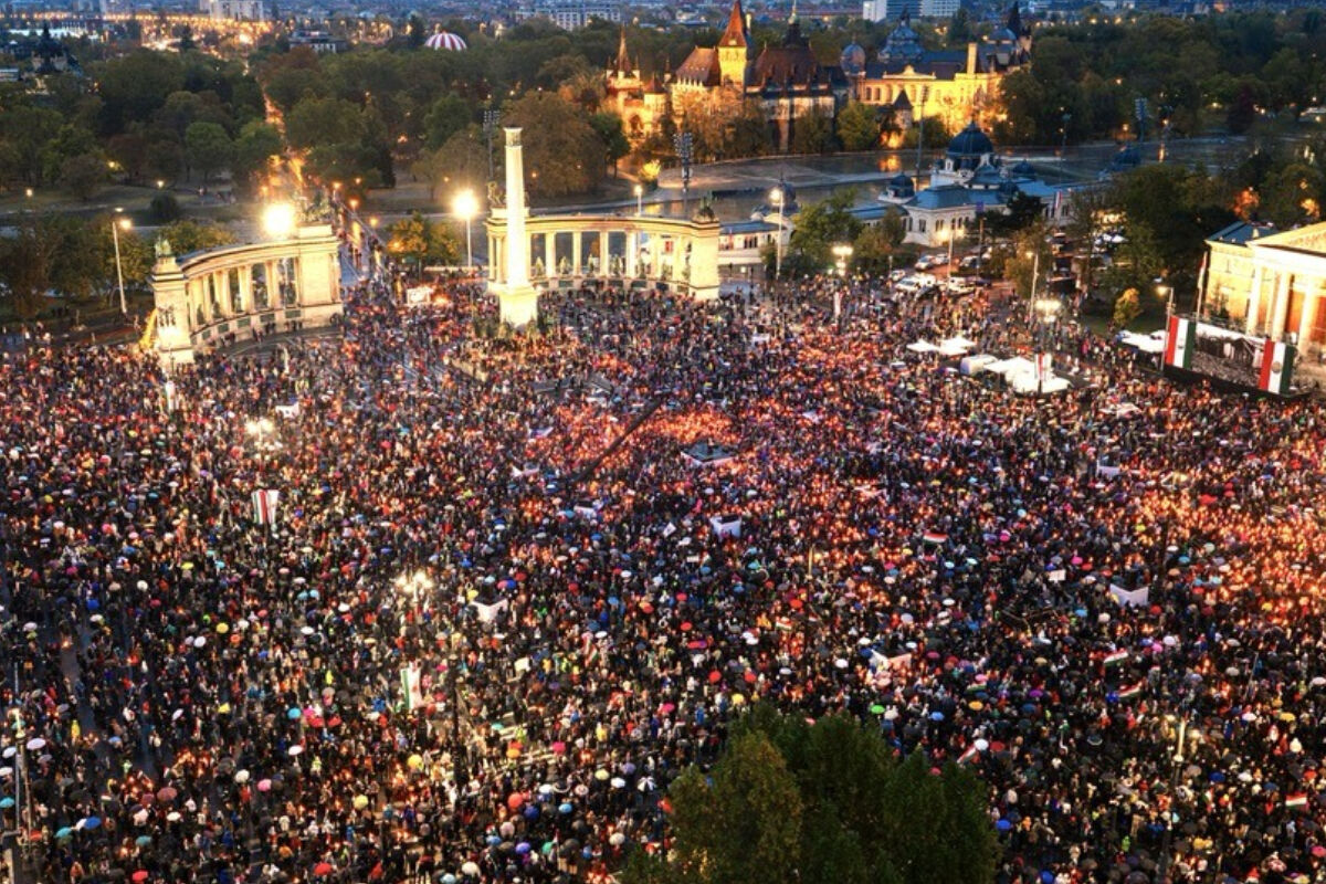 A Tisza Párt-féle Nemzeti Menet egy része, amely még befért a Hősök terére.