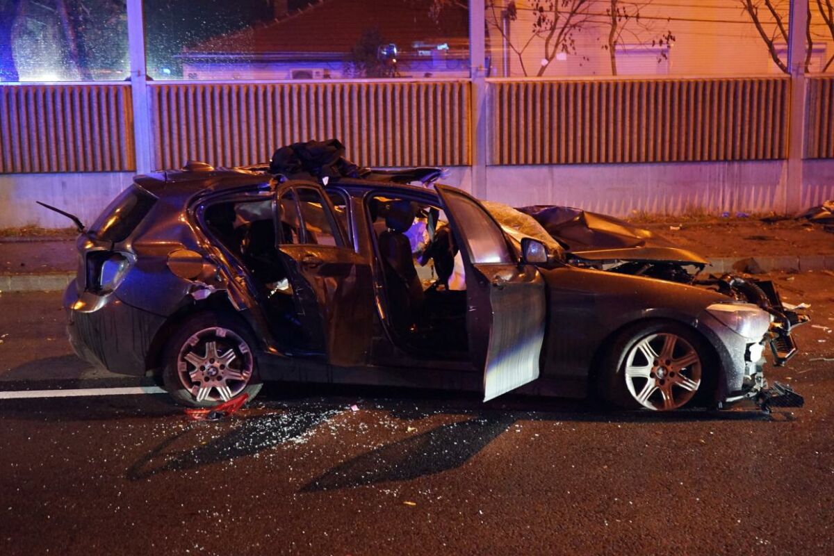 Összetört személygépkocsi 2025. november 16-án az M3-as autópálya kivezető szakaszának Szerencs utcai kereszteződésénél, amely villanyoszlopnak csapódott, és a vezetője, egy fiatal férfi a helyszínen meghalt.