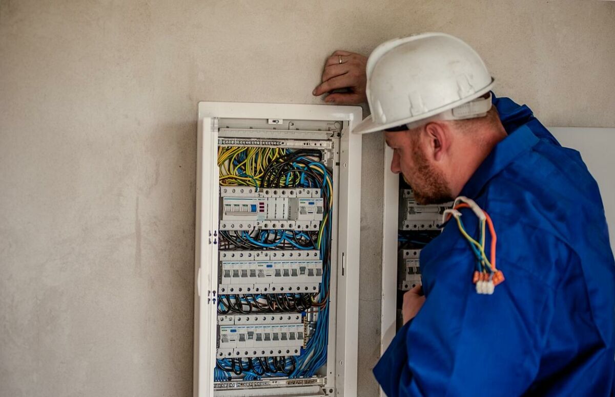 villanyszerelő; munkás; szakmunka