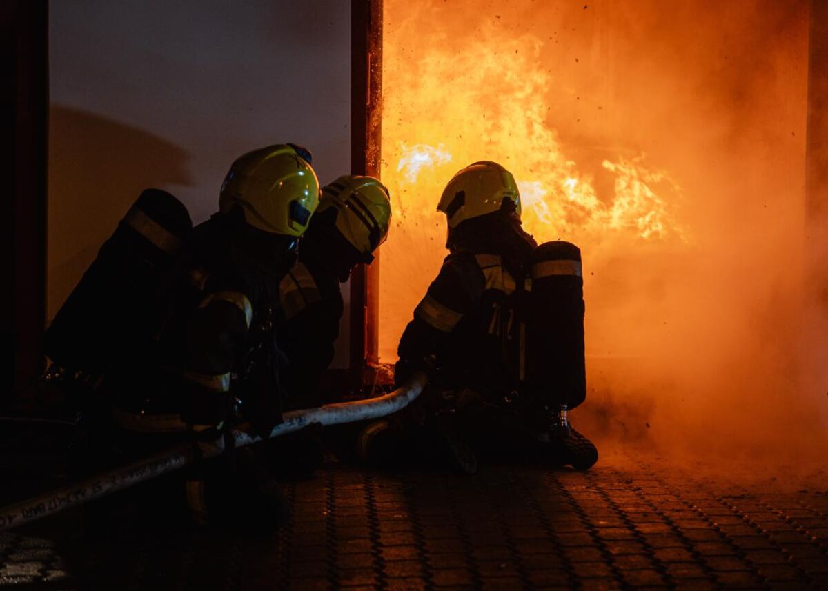 A BM Országos Katasztrófavédelmi Főigazgatóság adventi tűzmegelőzési bemutatója a kelenföldi buszpályaudvaron 2025. december 18-án. A tűzoltók bemutatták, milyen gyorsan ég ki egy szobának berendezett konténer az adventi koszorún felügyelet nélkül hagyott égő gyertya miatt.