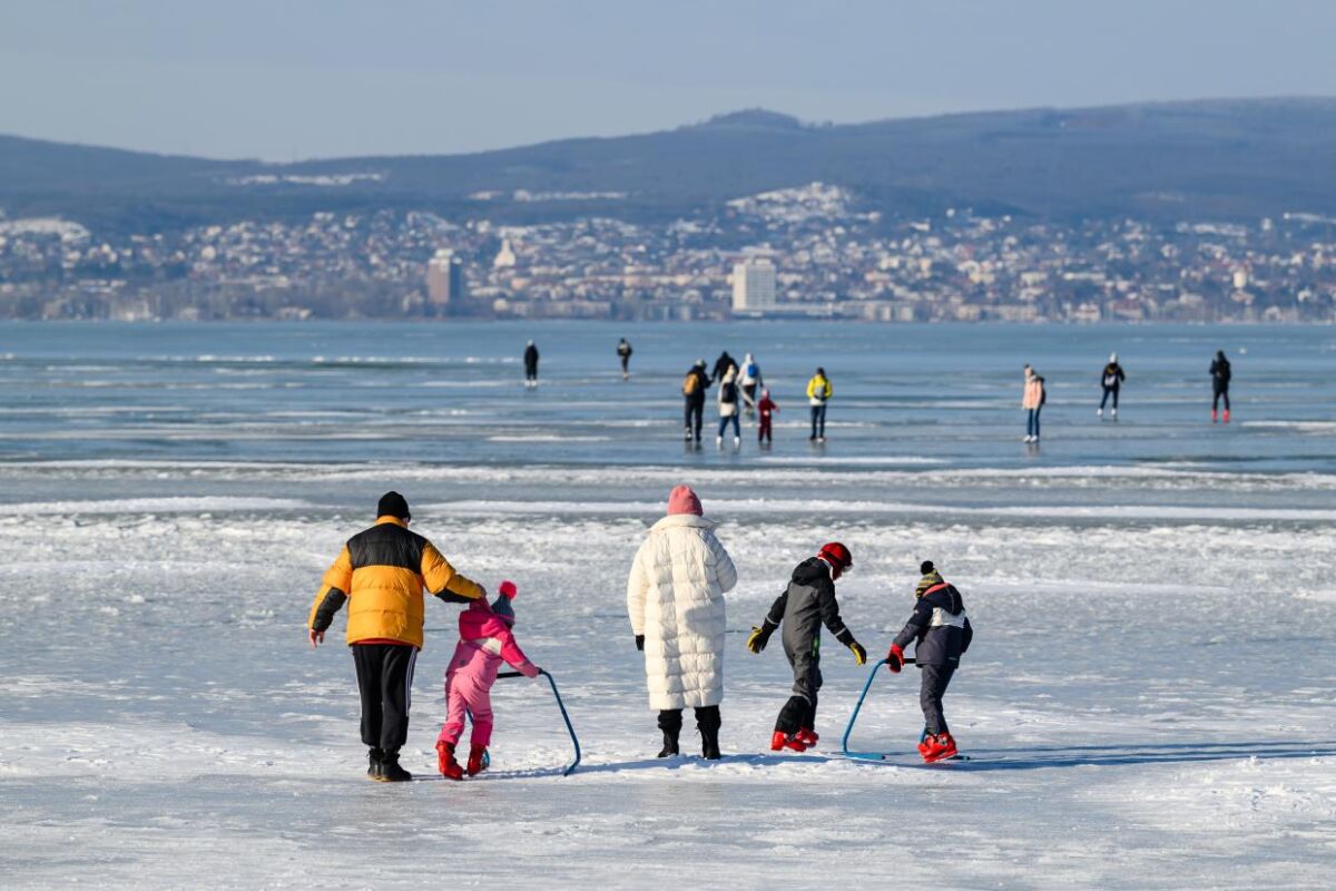 Balaton; tél; jég; korcsolya