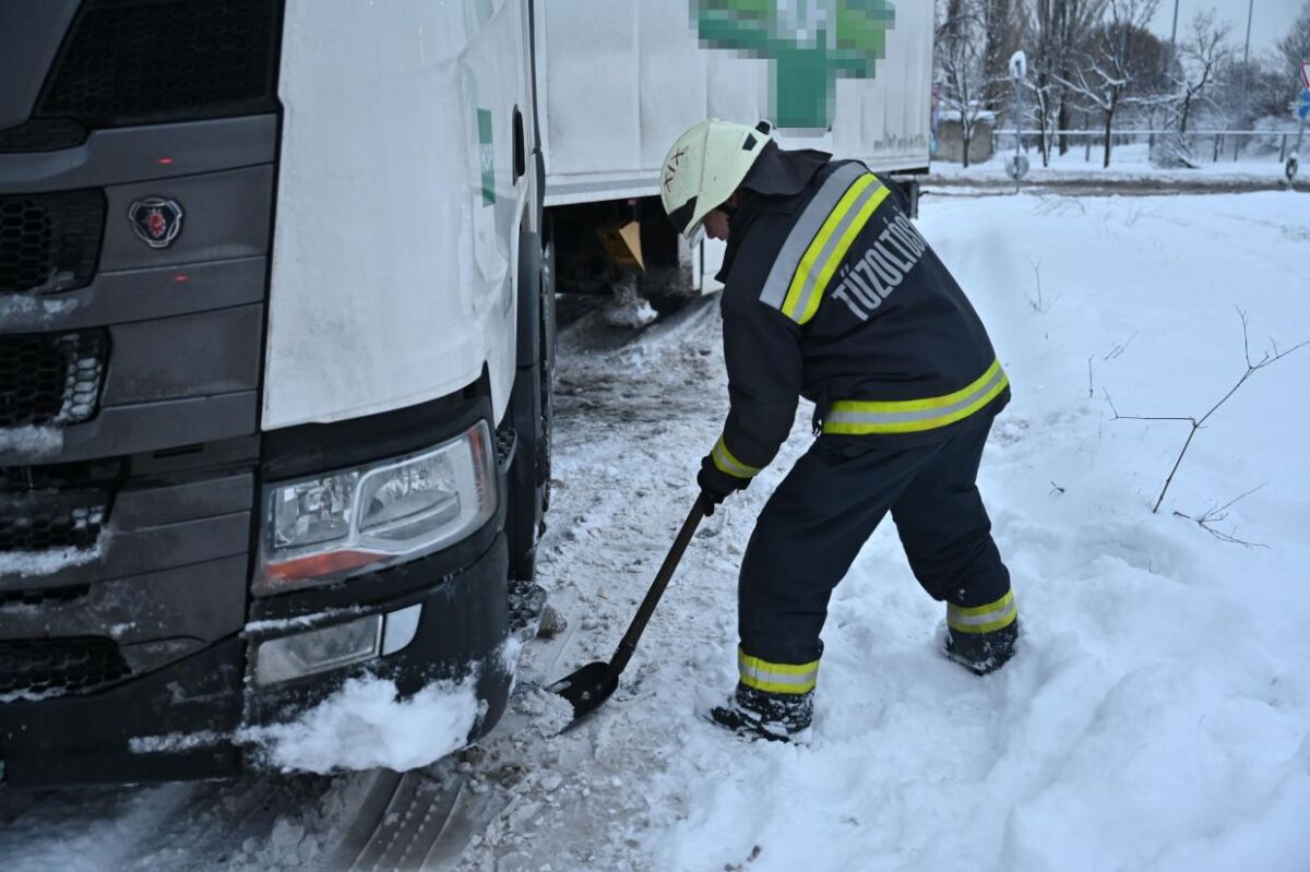 Elakadt kamion műszaki mentésén dolgoznak tűzoltók 2026. január 7-én.