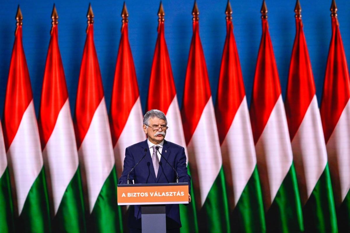 Kövér László gazember beszédet mond a Pedofidesz kongresszusán a budapesti Hungexpón 2026. január 10-én.