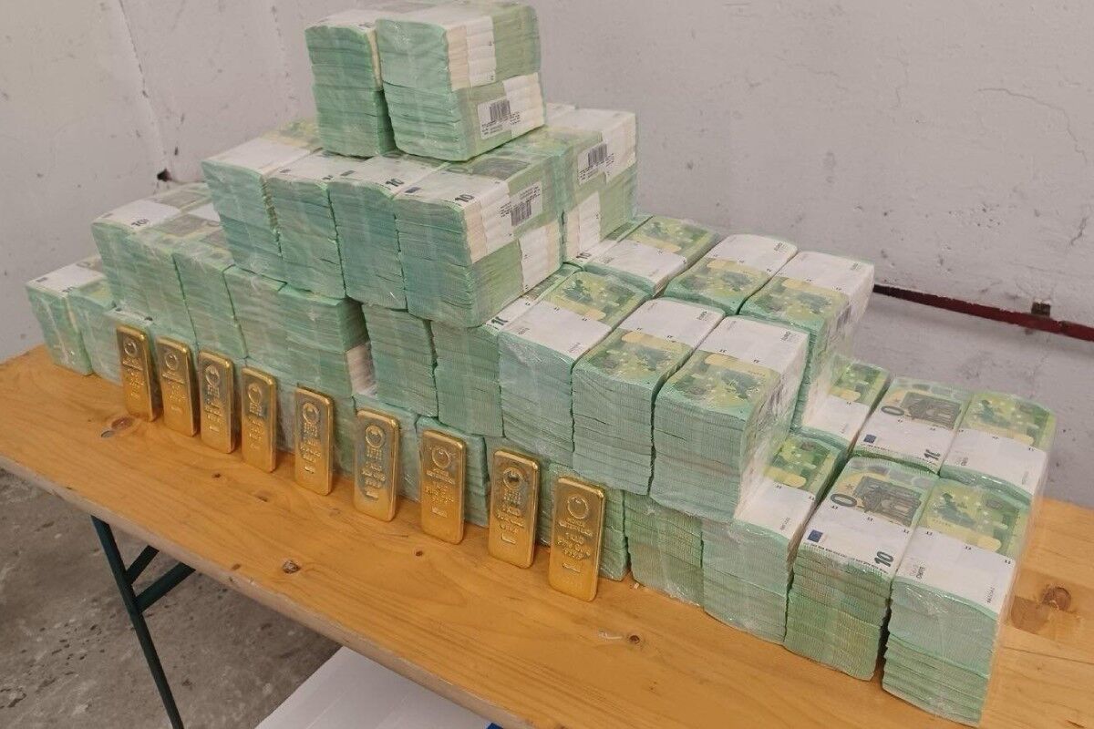 Fotókon mutogatja a kormány az ukránoktól lefoglalt aranyrudakat és eurókötegeket