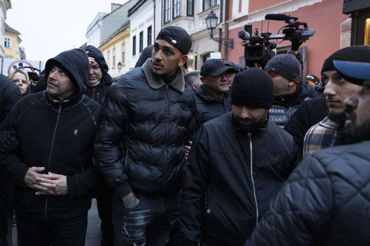 gyor-fekete-ruhas-veroemberek