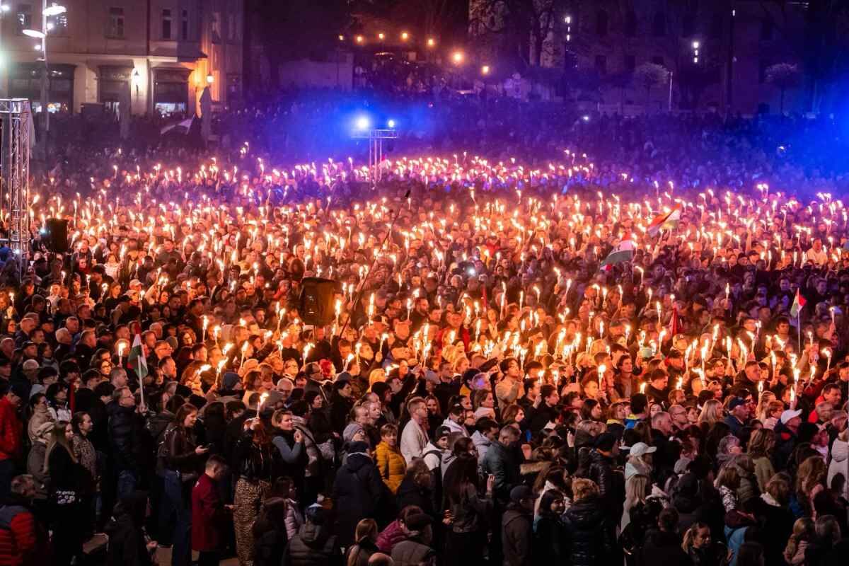 A tömeg egy része Magyar Péter győri országjárásán 2026. április 9-én.