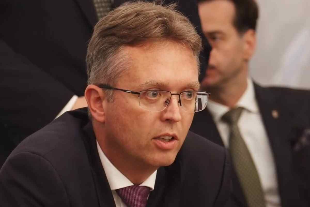 Magyar Péter kiosztotta a bukott minisztereket az átadás-átvételen
