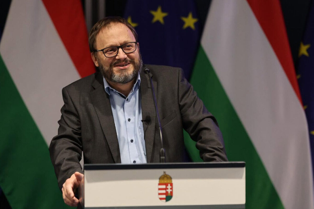 Kármán András pénzügyminiszter.