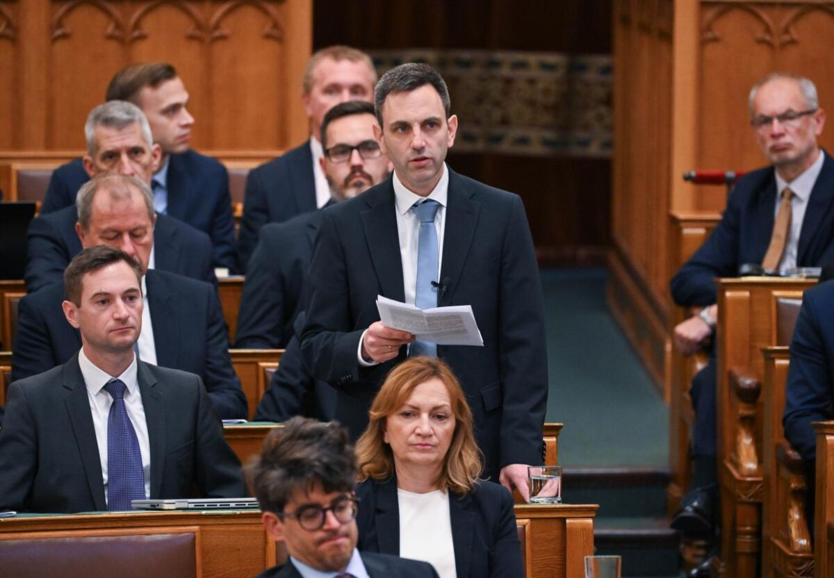 Melléthei-Barna Márton, a Tisza Párt képviselője, a napirendi pont előterjesztője felszólal a Szuverenitásvédelmi Hivatal megszüntetéséről szóló törvényjavaslat vitájában az Országgyűlés plenáris ülésén 2026. június 9-én.