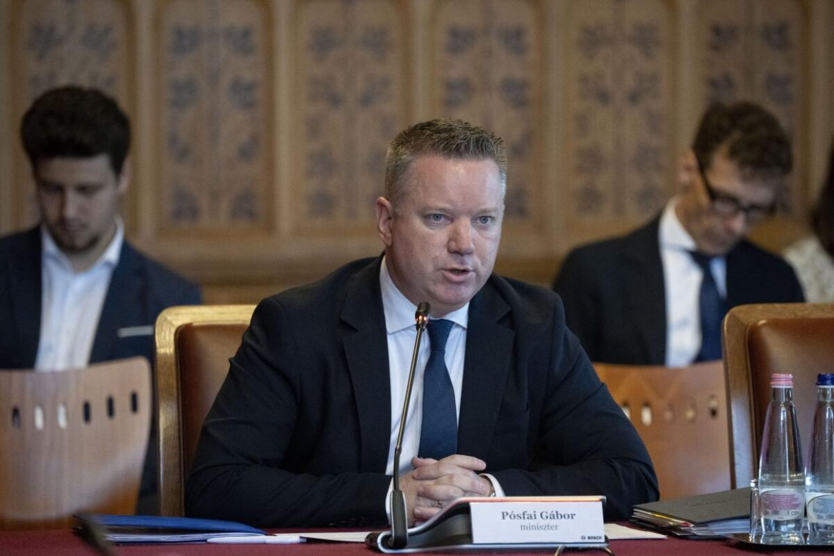 Pósfai Gábor belügyminiszter az Országgyűlés európai ügyek bizottságának ülésén az Országház Széll Kálmán-termében 2026. június 15-én.