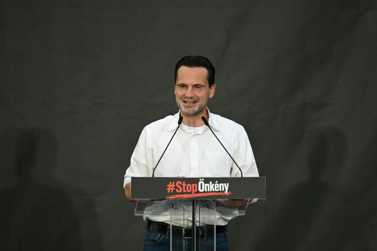 Havasi Bertalan, a Fidesz kommunikációs igazgatója beszédet mond az alaptörvény tervezett módosítása ellen, a Fidesz és a KDNP közös szervezésében tartott demonstráción a Sándor-palota előtt 2026. július 9-én.