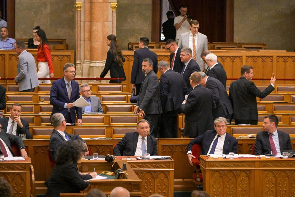 parlament-fideszesek-kivonulnak