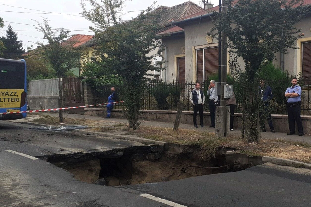 Beszakadt az aszfalt egy busz alatt Rákospalotán