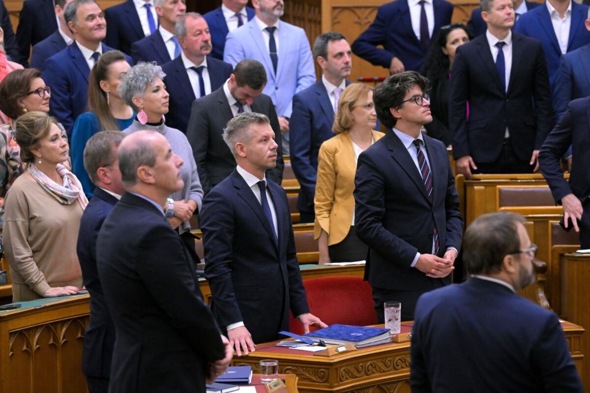 Magyar Péter miniszterelnök (középen b) az Országgyűlés rendkívüli ülésén 2026. szeptember 28-án. Mellette jobbról Velkey György László, a Külügyminisztérium parlamenti államtitkára.