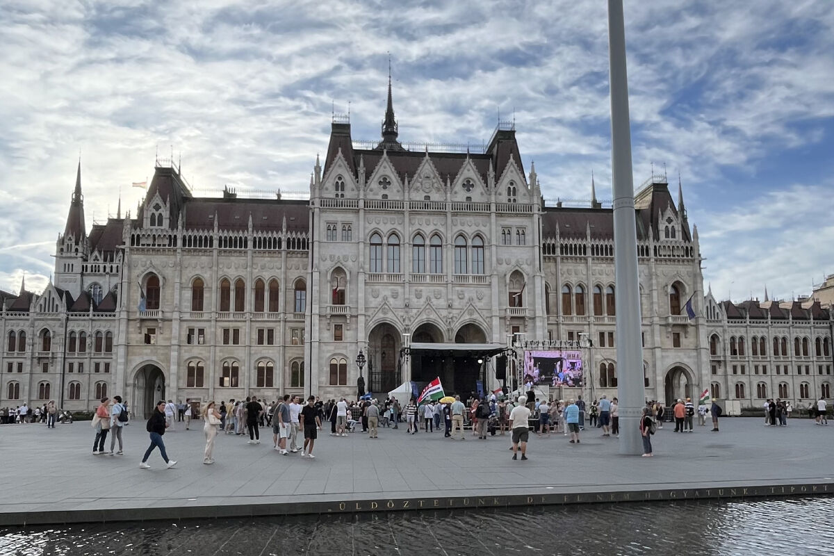 Tüntetést tartott a Fidesz maradéka: így vernék meg 2030-ban kétharmaddal a Tiszát