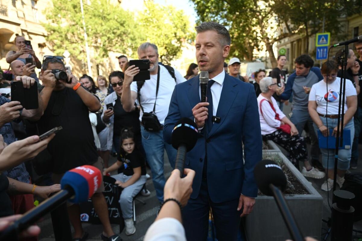 Magyar Péter miniszterelnök (k) a Szociális Ágazatban Dolgozók Szakszervezetének (SZÁD), Azonnali, 25 százalékos bérkorrekciót a szociális ágazatban! címmel rendezett demonstrációján a Parlamenttel szembeni Alkotmány utcában 2026. szeptember 18-án.