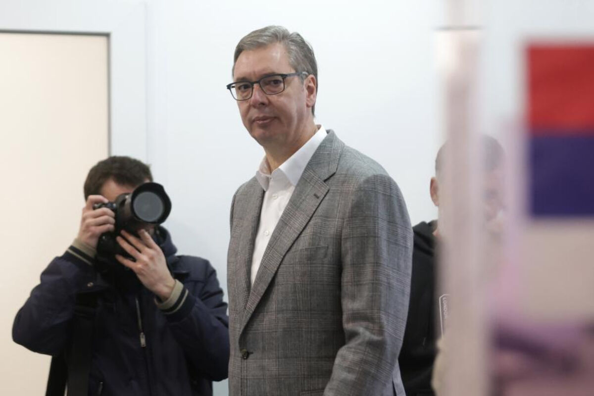 Aleksandar Vucic eddigi köztársasági elnök, az Egyesült Szerbia listavezetője szavazni érkezik a szerbiai előrehozott parlamenti választáson Belgrádban 2026. október 25-én.