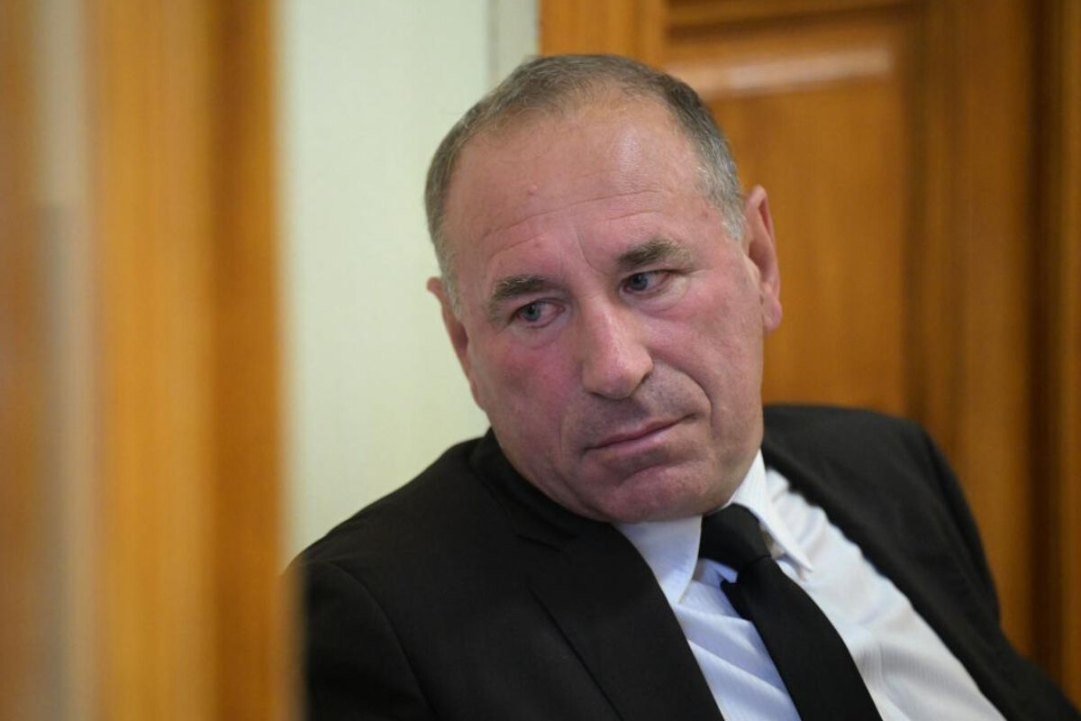 Boldog István volt fideszes országgyűlési képviselő az ellene és társai ellen pályázatokkal kapcsolatos vesztegetési ügyben indult per tárgyalása előtt a Fővárosi Törvényszék folyosóján 2026. október 30-án. A vád egyik része szerint a Boldog István első rendű vádlotthoz köthető elkövetők hivatali helyzetükkel visszaélve jogellenesen befolyásolták Jász-Nagykun-Szolnok Megyében a Terület- és Településfejlesztési Operatív Program (TOP) pályázati eredményeit.