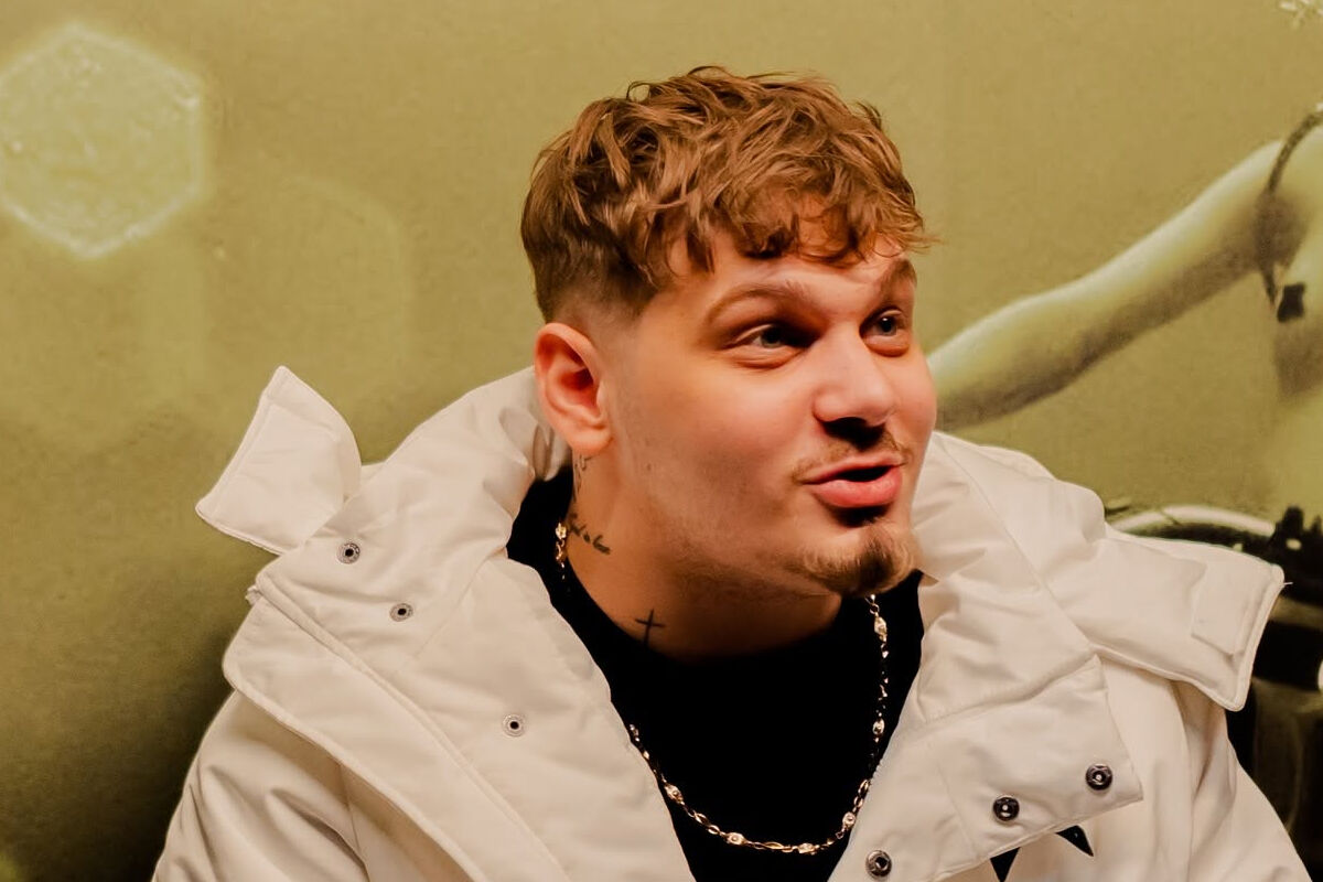Mocskosszájú, szexista suttyórapper Youtube-megtekintéseiről tudósít az MTI