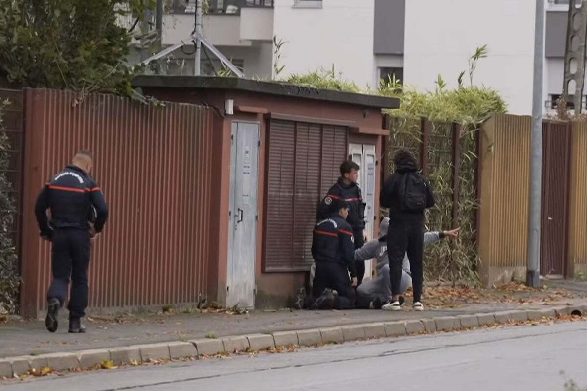 Az egyik sebesült mentése.