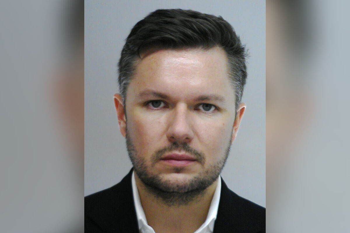 Matolcsy Ádám NER-es milliárdos fotója a rendőrség körözési oldalán.